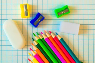 kutuda bir kağıt parçası üzerinde renkli kalemler 