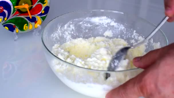 Büyük Bir Fincan Süzme Peynir Karıştırma — Stok video