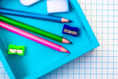 kutuda bir kağıt parçası üzerinde renkli kalemler 