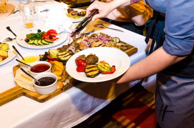 peynir ve et yemekleri ile masa ayarı 