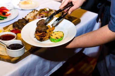 peynir ve et yemekleri ile masa ayarı 