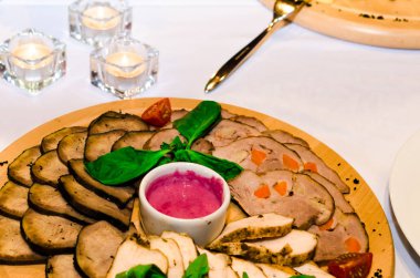 peynir ve et yemekleri ile masa ayarı 