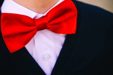 beyaz gömlekli erkek papyon 