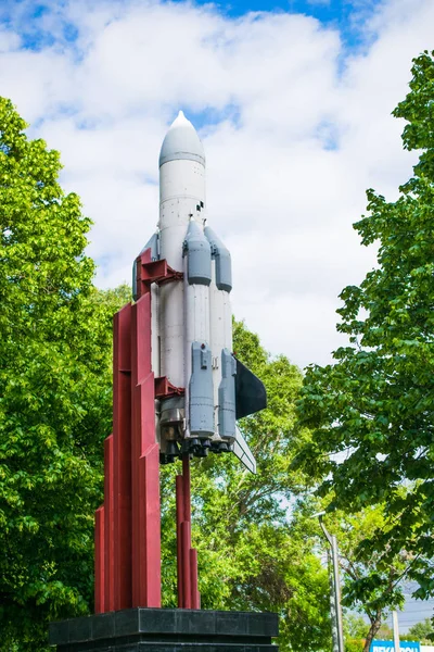 Monumento Con Una Copia Ridotta Veicoli Spaziali Riutilizzabili Razzo — Foto Stock