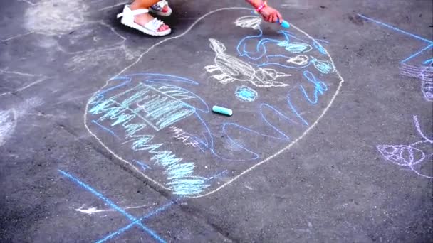 Κορίτσι Ζωγραφίζει Κιμωλία Στην Άσφαλτο Καλοκαίρι — Αρχείο Βίντεο