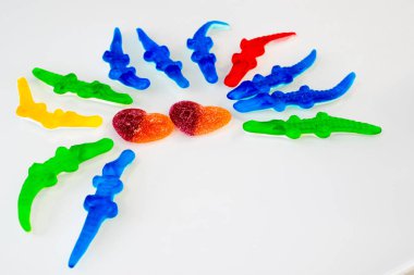 farklı renklerde timsahlar şeklinde marmelat şeker 