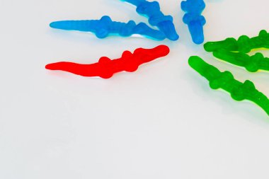 farklı renklerde timsahlar şeklinde marmelat şeker 