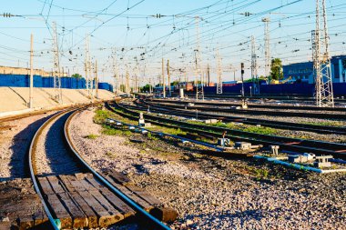 Güneşli bir gün yaz aylarında demiryolu parçaları 