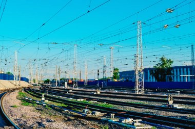 Güneşli bir gün yaz aylarında demiryolu parçaları 