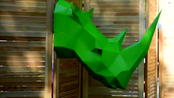 Яскравий Зелений Носоріг Голова Виконаний Екрані Яскравий Сонячний День — стокове відео