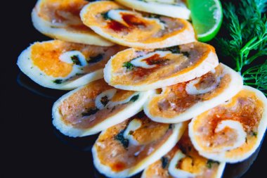 kırmızı balık veya kırmızı balık ile rulo ile incelik yemek 