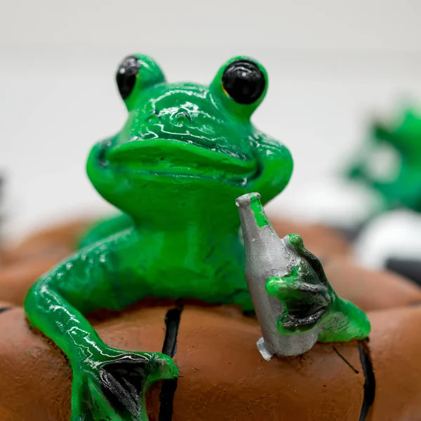 Κεραμικό Πράσινο Βάτραχο Μια Επιπόλαιη Πόζα — Φωτογραφία Αρχείου