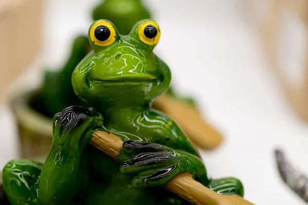 Grenouille Verte Céramique Dans Une Pose Frivole — Photo