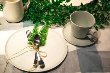 öğle yemeğinden önce masa ayarı 