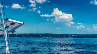 nehir veya göl yaz Güneşli gün, yattan görünümü 