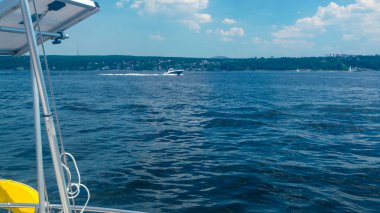 nehir veya göl yaz Güneşli gün, yattan görünümü 