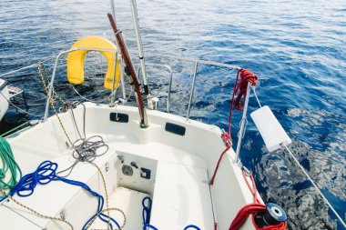 nehir veya göl yaz Güneşli gün, yattan görünümü 