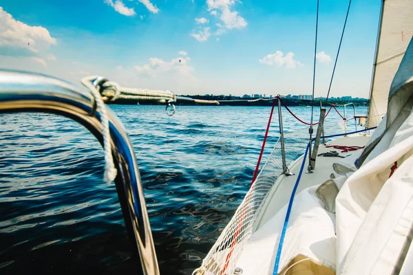 nehir veya göl yaz Güneşli gün, yattan görünümü 