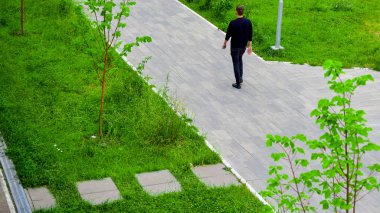 insanlar bir yaz gününde yürür 