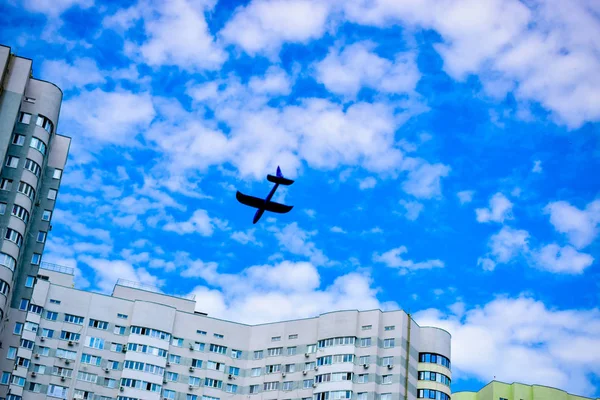 Niño Juega Con Avión Modelo — Foto de Stock