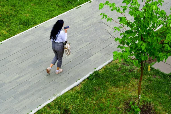 Mensen Wandelen Een Zomerdag — Stockfoto