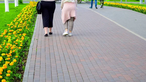 Mensen Wandelen Een Zomerdag — Stockfoto