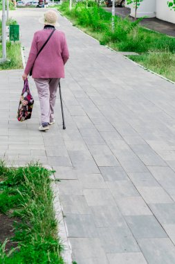 insanlar bir yaz gününde yürür 