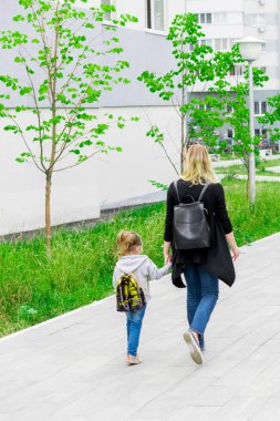 insanlar bir yaz gününde yürür 