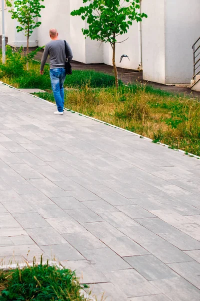 Mensen Wandelen Een Zomerdag — Stockfoto