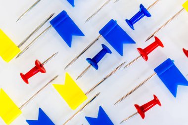 kırtasiye - beyaz arka plan üzerinde bayraklar ve ataş 