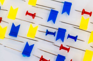 kırtasiye - beyaz arka plan üzerinde bayraklar ve ataş 