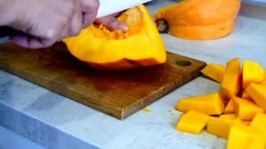 kabak yemekleri pişirme - parçalar halinde kesme, kabuğu ve iç lifleri kaldırarak 