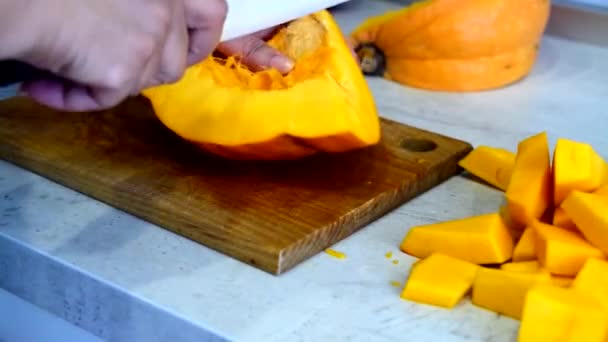 Cocinar Platos Calabaza Cortar Trozos Quitar Cáscara Las Fibras Internas — Vídeos de Stock