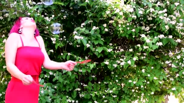 Девушка Аниматор Красными Красными Волосами Показывает Шоу Больших Мыльных Пузырей — стоковое видео
