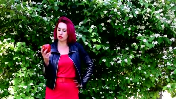Dívka Červenými Nebo Purpurové Vlasy Tančí Zlobila Směje Usmívá Zabývá — Stock video