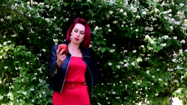 Dziewczyna Czerwonym Lub Crimson Tańce Włosy Niegrzeczny Śmiech Uśmiechy Zaangażowany — Wideo stockowe