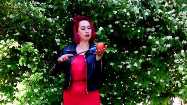 Девушка Красными Красными Волосами Танцует Озорной Смеется Улыбается Занимается Разными — стоковое видео