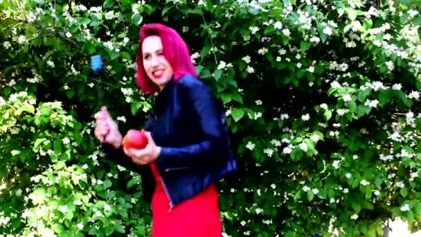 Fille Avec Des Danses Cheveux Rouges Cramoisis Vilain Rires Sourires — Video