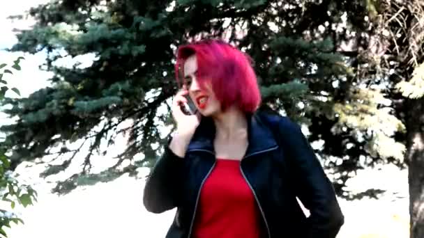 Fille Avec Des Danses Cheveux Rouges Cramoisis Vilain Rires Sourires — Video
