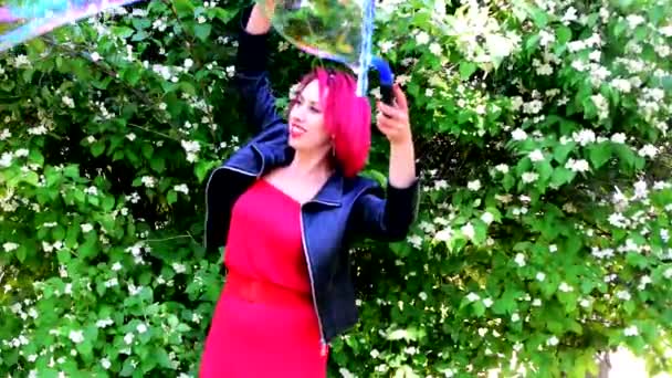 Девушка Аниматор Красными Красными Волосами Показывает Шоу Больших Мыльных Пузырей — стоковое видео