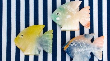 renkli arka planda taştan yapılmış balık 