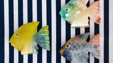 renkli arka planda taştan yapılmış balık 