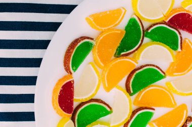 limon, turuncu, greyfurt dilimleri şeklinde marmelat 