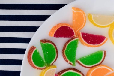 limon, turuncu, greyfurt dilimleri şeklinde marmelat 