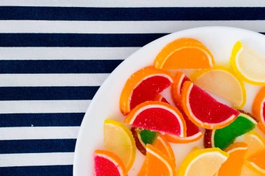 limon, turuncu, greyfurt dilimleri şeklinde marmelat 