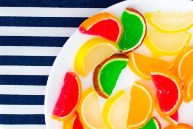 limon, turuncu, greyfurt dilimleri şeklinde marmelat 