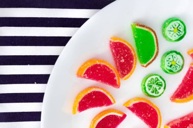 limon, turuncu, greyfurt dilimleri şeklinde marmelat 