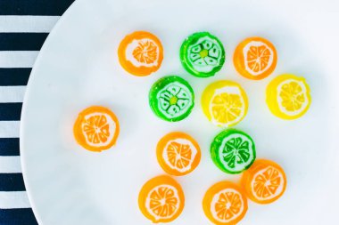 limon, turuncu, greyfurt dilimleri şeklinde marmelat 