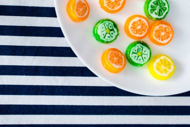 limon, turuncu, greyfurt dilimleri şeklinde marmelat 