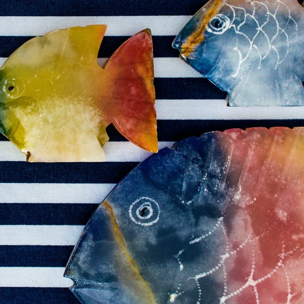 Ryby Vyrobené Kamene Barevném Pozadí — Stock fotografie